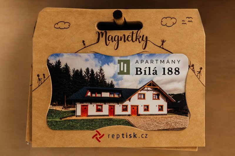 Magnetka apartmánové budovy zepředu